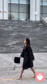 24岁的我迫切地渴望得到别人的认可，顺应着他人的期望，哪怕内心是委屈的、抗拒的、默默流泪的，我甚至一度以为那是幸福的代价。
现在我把自己当成最重要的人，所以我坚定自己的每一次选择，享受选择之后的过程，并且全盘接受结果。我获得的幸福和快乐，其实从来不在别人嘴里。配图