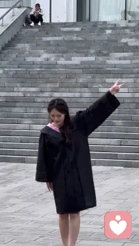 24岁的我迫切地渴望得到别人的认可，顺应着他人的期望，哪怕内心是委屈的、抗拒的、默默流泪的，我甚至一度以为那是幸福的代价。
现在我把自己当成最重要的人，所以我坚定自己的每一次选择，享受选择之后的过程，并且全盘接受结果。我获得的幸福和快乐，其实从来不在别人嘴里。配图