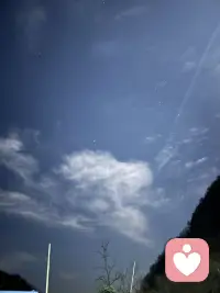 当城市灯火渐远，我们向山而行！与月光同行，与山风对话！在黑暗中寻找光的踪迹！没有白昼的喧嚣，我们静坐山巅，任思绪随云海飘荡！我们是夜的旅人，也是破晓前的守望者！我们等待阳光普照，也去拥抱更辽阔的光明！