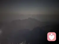 当城市灯火渐远，我们向山而行！与月光同行，与山风对话！在黑暗中寻找光的踪迹！没有白昼的喧嚣，我们静坐山巅，任思绪随云海飘荡！我们是夜的旅人，也是破晓前的守望者！我们等待阳光普照，也去拥抱更辽阔的光明！