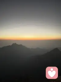 当城市灯火渐远，我们向山而行！与月光同行，与山风对话！在黑暗中寻找光的踪迹！没有白昼的喧嚣，我们静坐山巅，任思绪随云海飘荡！我们是夜的旅人，也是破晓前的守望者！我们等待阳光普照，也去拥抱更辽阔的光明！