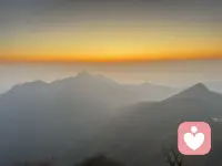 当城市灯火渐远，我们向山而行！与月光同行，与山风对话！在黑暗中寻找光的踪迹！没有白昼的喧嚣，我们静坐山巅，任思绪随云海飘荡！我们是夜的旅人，也是破晓前的守望者！我们等待阳光普照，也去拥抱更辽阔的光明！