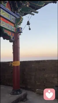 当城市灯火渐远，我们向山而行！与月光同行，与山风对话！在黑暗中寻找光的踪迹！没有白昼的喧嚣，我们静坐山巅，任思绪随云海飘荡！我们是夜的旅人，也是破晓前的守望者！我们等待阳光普照，也去拥抱更辽阔的光明！