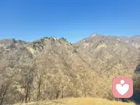 当城市灯火渐远，我们向山而行！与月光同行，与山风对话！在黑暗中寻找光的踪迹！没有白昼的喧嚣，我们静坐山巅，任思绪随云海飘荡！我们是夜的旅人，也是破晓前的守望者！我们等待阳光普照，也去拥抱更辽阔的光明！