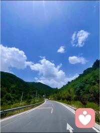 这个世界上
没有什么生活方式是完全正确的
有人习惯一路狂奔
有人偏爱走走停停
路的尽头是什么
也许并不重要
重要的是
我们一直在路上配图