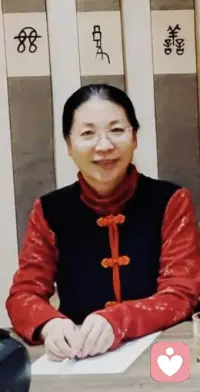 学习笔记 亲密关系

社会文化演变：从生存联盟到自我实现

如果说进化论搭建了亲密关系的生物学地基，那么社会文化则构建了地基之上的建筑形态。美国心理学家 Eli Finkel 提出了“婚姻的马斯洛需求层次”理论，生动地描绘了这种演变。

Finkel 将婚姻的历史演变比作攀登马斯洛需求金字塔：

制度化婚姻（Institutional Marriage，1700s-1850s）： 关注金字塔底层（生理与安全）。婚姻主要是为了生存、繁衍和家庭经济联盟。关键词是“责任”与“生存”。
友伴式婚姻（Companionate Marriage，1850s-1965s）： 关注中层（归属与爱）。随着工业化和城市化，人们开始追求浪漫之爱，希望伴侣是爱人也是朋友。关键词是“亲密”与“激情”。
自我表现式婚姻（Self-Expressive Marriage，1965s至今）： 关注顶层（尊重与自我实现）。在当代，我们不仅希望伴侣提供爱，还希望他们能促进我们的个人成长，帮助我们成为“更好的自己”。关键词是“成长”与“自主”。
“窒息模式”（The Suffocation Model）： Finkel 指出，现代婚姻之所以脆弱，是因为我们对婚姻寄予了过高的期望（又要赚钱养家，又要灵魂伴侣，还要心理治疗师），但我们投入的时间和精力却往往不足。这就像试图在空气稀薄的高海拔（马斯洛顶层）呼吸，如果没有足够的氧气（投入经营），关系就会窒息。