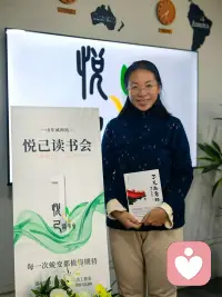 学习笔记 成人依恋

 引言：从摇篮到婚纱的心理纽带

在心理咨询室中，我们经常听到这样的困惑：“为什么我越想靠近他，他跑得越远？”或者“我只是想要一点个人空间，她却觉得我不爱她了。”这些看似性格不合的冲突背后，往往隐藏着一种深层的心理机制——依恋（Attachment）。

依恋理论最初由英国精神分析学家约翰·鲍尔比（John Bowlby）提出，旨在解释婴儿与抚养者之间的情感纽带。然而，20世纪80年代，Hazan和Shaver将这一理论延伸至成人领域，发现成人在恋爱关系中的情感反应模式与婴儿期的依恋模式惊人地相似。成人依恋不仅仅是关于“爱”，更是关于我们在面对压力、恐惧和亲密需求时，大脑如何运作的底层代码。

核心概念：内部工作模式（Internal Working Models）
依恋风格的核心在于我们对自己和他人的认知脚本：

自我模型（Model of Self）：我值得被爱吗？我有价值吗？（对应依恋焦虑）
他人模型（Model of Others）：他人是可靠的吗？当我需要时，他们会在吗？（对应依恋回避）