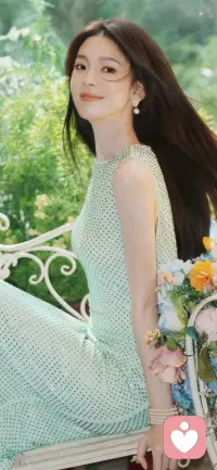 “男女之间最让人上头的，从来不是‘我养你’，而是‘我懂你’。你皱一下眉，他就知道你嫌吵；你说‘随便’，他就懂你其实有偏好。别找那个要你猜的人，找个把你放在心上的人。”