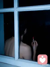 原来最痛的背叛，从来都不是陌生人的伤害，而是枕边人的欺骗。那些曾以为的天长地久，碎在一次转身里，余生只剩心尖的刺，拔不掉，忘不了。配图