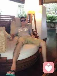 1. 第一重：不战之胜
   生气本质是用别人的错误，反复惩罚自己。你的怒火灼烧的是自己的平静与健康。不生气，是停止这场没有胜算的内耗，把能量收回自己手中。
2. 第二重：因果清明
   对方的行为，源于他的认知局限、成长经历或当下处境。就像你不会因为下雨而愤怒，理解他人言行的“因果性”，能让你抽离出受害者角色，以观察者视角看待一切。
3. 第三重：慈悲的边界
   “莫生气”不等于认同或原谅，而是你选择不再让这件事持续伤害自己。你可以心怀慈悲地理解他的困境，同时坚定地守护自己的边界——慈悲是理解，不是允许；边界是爱护，不是仇恨。