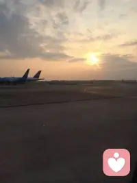 “活在当下”是一种珍贵的生命智慧。当我们真正沉浸于此刻时，时间仿佛从刻度变成流淌的溪水——不是被指针切割的碎片，而是可以触碰的温度与质感