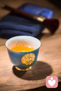 很多心结反复缠绕，你独自反复思索，越想越陷入自我内耗，有些思绪一个人理不清，不妨完整倾诉出来，有人认真聆听，心绪会慢慢舒展。