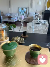 太多人期待你给出坚强乐观的模样，很少有人关心你到底累不累，不必活成别人期待的样子，在这里你可以坦然展露脆弱，安心把心里话全部讲出来。