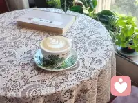 明明心里已经很累了，依旧还要维持得体的状态去应对生活里的人和事，长期戴着面具生活，内心会慢慢耗空，不妨停下来，把积压许久的心结好好讲一讲。