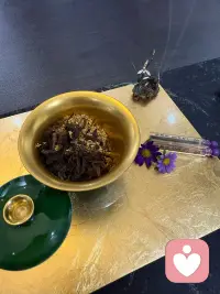 我们总习惯把心事分等级，觉得惊天动地才算值得倾诉，那些细碎的落空、失望、无力，好像不配说出口，但情绪不分大小，那些悄悄消耗你的感受，同样可以讲给人听。