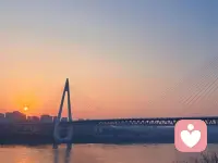 人要活在好的磁场里，喜欢你的人自然会尊重你，不适合的人，会慢慢自动远离，而那些真正与你同频的人，一直都会在你身边，欣赏你，鼓励你。配图