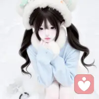 我是一名倾听师
—— 当世界像一台嘈杂的收音机，
我帮你找到那个“只属于你的频道”。
不播放鸡汤，不推销解决方案，
只提供：
一个可以“静音”其他声音的角落
一副能听懂沉默的“耳机”
偶尔帮你按下“暂停键”的温柔配图