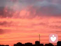 一边是甜到心底的冰凉美味，一边是温柔治愈的落日余晖，生活里的小美好，大抵就是这般舌尖清甜、眼底温柔。配图