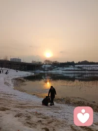 心中有光。是对生活的向往。那束光让我们在人生的道路上不断前行，不断的超越。