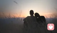 很多人仅凭热恋甜蜜就仓促结婚，婚后矛盾不断。婚姻考验的是长久相处能力，而非一时心动。只有感情褪去浪漫滤镜，完成三观、矛盾、现实三层磨合，才适合步入婚姻。配图