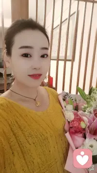 我是一名倾听者，阅尽生活百态，兼具专业认知与暖心共情，热衷学习且乐于助人，愿以温柔与阅历，为你提供倾听与陪伴，陪你度过情绪难关。配图