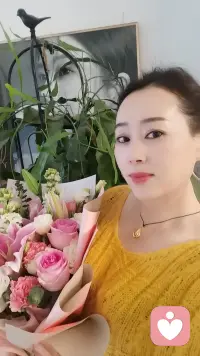 我是一名倾听者，阅尽生活百态，兼具专业认知与暖心共情，热衷学习且乐于助人，愿以温柔与阅历，为你提供倾听与陪伴，陪你度过情绪难关。配图