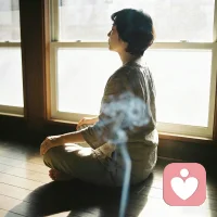 突然想明白一件事，我对于孩子的一个执着，源自于我当小孩时想要的东西，没有实现。我把它投射到了孩子身上，我想把我想要的东西都给到我的孩子。我希望他活成我想要的样子，就像当年妈妈对我的希望是一样的。我可能并不是想要一个小孩，而是让这个小孩去体验，我没有体验到的感受配图