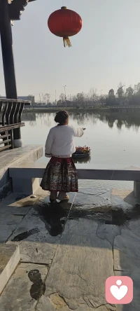 孩子的背影里藏着独立探索的勇气。允许她用自己的节奏感受世界，就是给她最好的心理滋养。