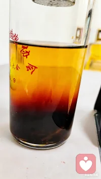 这杯茶，像极了心事：
沉底的是过往，
中间的是当下，
浮面的是假装的平静。
喝下去，先苦，后甘，再回甘。
就像我们，一边沉淀，一边向前。