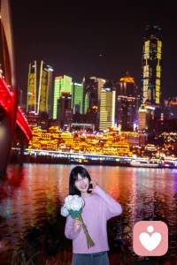 ✨ 把周末的松弛，揉进山城的晚风里。看灯火漫过江流，才懂最好的充电，就是什么都不做，只做自己。
周末……愉快！！！配图