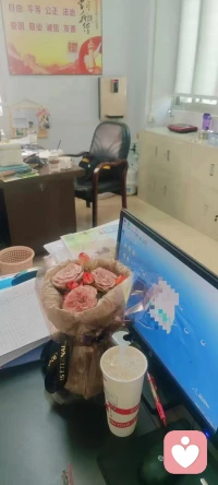 一杯热饮，一束玫瑰🌹，一方安静的角落！！！
连工作的气息都是馥郁芬香的！！