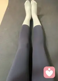 练瑜伽时，最痛的不是拉伸，而是“拧巴”——
明明身体已经到了极限，却还在强迫自己“再下去一点”，结果反而更容易受伤。
 人生也是如此：
我们总在和自己较劲，和他人比较，把日子过成了拧成一团的绳结。
 作为倾听师，我更像你的“瑜伽辅具”：
 不强迫你“必须怎样”，只帮你找到最舒服的发力点；
不评判你的“不够好”，只陪你慢慢解开心里的结。
就像瑜伽里的“放松式”，不是躺平，而是在全然接纳里，重新积蓄力量。
如果你也被生活拧得太紧，不妨来我这里“舒展”一下。
我会用倾听，帮你把拧巴的人生，慢慢拉成舒展的线条。