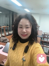 坐标北京的知心大姐姐报道！自带阳光Buff，共情力拉满～ 当过6对情侣的“红娘锦鲤”，还救回过2个因感情钻牛角尖的年轻人，妥妥的情绪树洞+暖心后盾。你有啥吐槽、委屈、小纠结，尽管冲我来！

        你的每一份吐槽和委屈都值得被认真对待，我会陪着你把坏情绪清空；来和我聊聊吧，让烦恼少一点，快乐多一些！配图