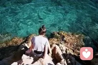 你总会遇见一个人是适合你 不用刻意迁就 可以任性撒娇 你们相爱并且默契