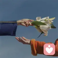 真爱，是以身作则地教他承担责任。如果你能坦然说“刚才是妈妈太冲动了，对不起”，孩子才会明白:强者也会认错，道歉不丢人。配图