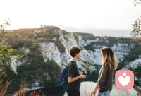 【聊天的艺术】1、了解对方兴趣，选择共同话题。2、以倾听为主，甘愿充当配角。3、避免不必要的细节，不要钻牛角尖。4、在问题还没有弄明白前，不要问另外一个问题。5、别人说话时，不要打断。6、不要反驳，尤其是不重要的话题。7、不要滔滔不绝，给别人留足说话时间。8、赞赏自己时，别忘赞赏别人。