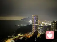 鸟儿站枝不慌张，皆因翅膀有力量。配图