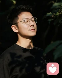 什么才是真正的爱他人？

一个真正爱自己，欣赏自己的人，才能真正的爱他人。爱满则溢，只有你自己内在丰盛了，你对世界的爱才是慈悲的，无条件的，不求回报的，并且你越付出，你的内在会越倍感滋养，这种爱是没有后遗症的❤️
​
​而相反你是一个不爱自己的人，你说你只爱他人，你说你只喜欢付出，多半是在骗自己。 潜意识的动机是想获得外在的看见，获得社会的认同，永远在证明自己。这种爱，多半是带着期待，带着回报，带着索取的。

这种付出，一旦他人没有给你期待的回报，最终你会失落，会抱怨，会内耗，这种爱是有后遗症的。
​
​所以请记得在爱好他人之前，先爱好你自己，欣赏你自己，再去无条件的奉献这个世界🌞