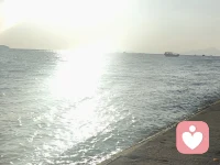 从心理学的角度来看，你一定要培养自己感知他人恶意和攻击性的能力，因为有很多包裹在关心和玩笑糖衣之下的最隐秘的恶意，你是感知不到的，甚至很多时候你感知到了，你也会自我怀疑，自我否定，拼命的为对方找借口，甚至合理化他们的这些商人行为。那我们要怎么才能看穿这些包裹在糖衣之下的毒药呢？我给你们总结了三种最常见的隐秘恶意，第一种也是最高级的一种叫捧杀式攻击，他不会骂你，他会拼命的夸你，把你夸成一个无所不能、道德完美的圣人。就比如你只是顺手帮了他一个小忙，他就会当着所有人的面把你夸上天，做你最大方、最善良。你一旦被架上了这个圣人的神坛，你就再也下不来了，因为你下一次但凡有一点点不愿意或者没做到让他满意，你都不需要他开口，你自己就会在心里审判你自己的自私和不够好。第二种最常见的伤人的方法叫玩笑，是贬低，他会当着所有人的面，拿你最在意的缺点，你最痛苦的过往来当成段子讲你。你一生气，他就立刻说，哎呀，开个玩笑嘛，你也太较真了，你看他用玩笑这两个字就成功的剥夺了你反抗的权利，你如果反抗，就显得你小气，开不起玩笑，所以你只能把这个带刺的玩笑硬生生的吞下去。第三种最让人无法反驳的叫关心，是侵犯。你的父母，你的亲戚会打着为你好的旗号来肆意的侵犯你的边界，你都30了，怎么还不结婚？我是关心你啊，你这工作不稳定，我给你介绍个铁饭碗也是为你好啊。他们又关心，这件最温暖的外衣包裹着最冰冷的控制欲和焦虑转嫁，那我们为什么会感知不到，或者感知到了，为什么我们也不愿意相信呢？第一是因为认知失调，你脑子里有一个根深蒂固的信念，那就是我爸妈是爱我的，我闺蜜是为我好的，而你感知到的那个让你不舒服的恶意是与之冲突的。承认他们不爱你或者在害你，这个事实太痛苦的会让你整个世界观崩塌。所以你的大脑为了保护你不至于精神分裂，就会选择修改那个让你不舒服的事。这是而不是修改那个根深蒂固的信念。第二是因为正常化偏见。当这种隐秘的伤害成了你生活的常态时，你就会把它当成是正常的。因为你从小就是在这种被打压、被开玩笑、被控制的环境里长大的，所以你觉得天下父母都这样，朋友之间开玩笑很正常，你不是看不见，而是你已经习以为常了。不过我以上说的这些，你有任何一点感同身受，甚至已经开始脊背发凉。那接下来我就给你几个最实在、最有效的方法来培养你感知他人恶意和攻击性的能力，你要开始无条件的相信你身体的感受。配图