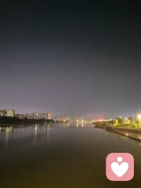 很多人总说，成年人要不动声色。
可累了就是累了，委屈了，真的不用硬扛。
你可以哭，可以说，可以找个人，好好聊一聊。配图