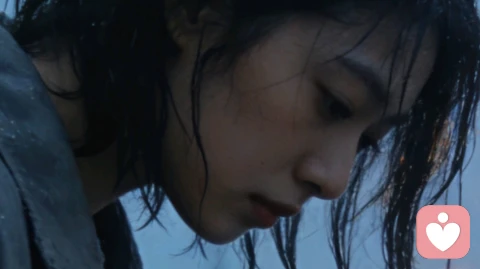 暮色漫过窗棂时，我又想起巷口那盏老路灯。它曾在无数个夜晚为晚归的人亮着昏黄光晕，如今灯杆锈蚀，玻璃罩蒙着厚厚的尘，像一双浑浊的眼，看尽行人匆匆，却再也照不亮谁的