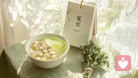 夏至的太阳把白天拉得老长，可你是不是总觉得：白天昏沉得像裹着湿棉被，夜里翻来覆去像揣着团火？
 
明明没做什么重活，却累得抬不起胳膊；一点小事就忍不住冒火，转头又蔫蔫地提不起劲——你以为是天太热闹的情绪，或许是身体在跟你说：“阳气太盛收不住，湿气太重排不出啦。”
 
中医说“心主神志”，夏天的火容易烧到心里：心火窜上来，烦躁就跟着冒；湿气裹住脾，浑身就跟着沉。就像这忽晴忽雨的天，身体里的“小气候”乱了，情绪自然稳不住。
 
我是给力心理倾听师，也懂点节气里的身心关联。想聊聊吗？是下午总犯迷糊，还是夜里总在两三点醒？是吃点东西就胀，还是手心总冒虚汗？
 
或许从一碗四神冬瓜汤的清爽说起，从按揉阴陵泉的酸胀聊起，就能慢慢理清楚：身体的沉和心里的闷，其实能跟着节气的节奏慢慢顺过来。
 
点击预约，咱们一起把这盛夏的“躁”，调成舒服的“稳”。配图