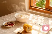 夏天的热像张无形的网，把人裹得透不过气——你是不是也这样？明明没干啥体力活，却总觉得累，说话都懒得抬声调；下午趴在桌上想歇会儿，一睁眼天就黑了，浑身沉得像灌了铅；镜子里的脸色透着黄气，嘴唇也没了血色，连笑都觉得没力气。
 
别只怪天太热，或许是气血在悄悄“溜走”：汗出得多了，津液跟着耗；空调吹得猛了，脾胃受了寒；湿热缠上了，吃进去的饭也化不成劲儿……身体里的“气血池”见了底，情绪自然也提不起精神，莫名的烦躁、低落总跟着来。
 
我是给力心理倾听师，也懂点中医里“气血养神”的理儿。想聊聊吗？是爬两层楼就喘得厉害，还是夜里总睡不踏实？是吃不下饭没胃口，还是下午犯困到睁不开眼？
 
或许从一碗黄芪山药粥的暖香说起，从按揉足三里的酸胀感聊起，就能慢慢发现：身体的乏和心里的沉，其实能跟着气血慢慢补回来。
 
点击预约，咱们一起把夏天耗掉的劲儿，一点点攒回来。配图