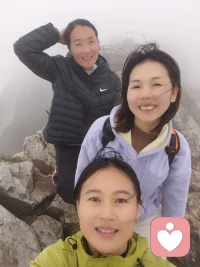 关于原生家庭，我们终其一生都未必真正了解
 
我们总以为自己最熟悉原生家庭，熟悉父母的脾气、家里的规矩、从小到大的相处模式，可越长大越会发现，我们其实从未真正了解过它。
 
我们看见的，是父母的严厉或温和，是家庭的和睦或争吵，是那些日复一日的习惯与偏见，却很少看见他们成为父母之前的样子，不懂他们性格里的偏执从何而来，不明白那些沉默、控制、逃避背后，藏着怎样的未被治愈的过往。
 
我们困在原生家庭带来的影响里，或自卑、或敏感、或缺乏安全感，以为一切本该如此，却不知道家庭里每一种相处模式、每一次情绪伤害，都有它的根源，只是这些根源，被时间掩埋，被长辈闭口不谈，被我们当作理所当然。
 
更无奈的是，有些家庭的真相，我们永远无从知晓。那些未曾说出口的委屈、未曾化解的矛盾、未曾被正视的伤害，随着岁月慢慢沉淀，变成我们身上难以挣脱的印记。我们试图理解，试图和解，却常常因为信息的缺失、情感的隔阂，始终摸不透原生家庭的本质。
 
原来最亲近的成长环境，反而可能是我们一生都无法完全洞悉的迷宫。我们能做的，或许不是非要刨根问底找到答案，而是在看清这份无法了解之后，学着不再被它困住，为自己走出新的路。配图