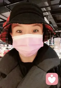 日子过的真快呀，除夕倒计时13天了，两周后又进入一个新的年份，大人孩子又长了一岁，感觉人生，就是糊里糊涂、匆匆忙忙的就过去了很多年，无论你是不是认真的面对人生，无论你是不是通透清醒，都无法避免的被岁月推着走，行星推动着时间，时间推动着我们，有时候你不能不想太多，有时候你又不能想的太多，有时候你不能不清醒，有时候你又不能太清醒，总之，会宠自己会哄自己开心的人是智慧的。💐💐配图