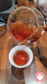 “女人断业力”通常指女性通过特定方式减少或摆脱生活中因关系、情绪、执念等产生的负面束缚或困扰，以下是常见的方法和思路：
1.情绪边界管理  
· 不承接他人负面情绪，避免成为“情绪垃圾桶”。当他人倾诉或发泄时，可倾听1-2次，若对方持续传递负能量，果断拒绝或保持距离，保护自身能量场。
· 自身情绪来临时，不沉溺其中，通过转移注意力（如做喜欢的事、接触自然等）快速平复，避免情绪发酵。
2.关系边界划定  
· 不替他人承担命运或责任，尊重每个人的人生课题。例如，不因父母的遗憾、伴侣的坎坷或孩子的迷茫而过度牺牲自己，爱他人但不替他们受苦。
· 果断离开内耗关系，如消耗精力、压抑自我的友情、爱情或亲情，及时止损，腾出空间迎接同频的温暖关系。
3.停止过度隐忍  
· 敢于表达需求和拒绝不合理要求，守住底线。不必事事讨好他人，合理请求可答应，过分请求果断拒绝，避免因委屈积累导致身心疲惫。
4.向内修心  
· 将注意力从外界收回到自身，通过读书、修行、专注事业或自我成长等方式提升心性，增强内心力量，使负面情绪和外界干扰难以侵扰。
· 培养正念和觉察力，时刻关注自己的起心动念，及时察觉并调整可能引发业力纠缠的思维和行为。需注意，“业力”概念在不同文化和思想体系中有不同解读，以上方法更多基于心理成长、关系管理和自我认知的角度，旨在帮助女性减少不必要的心理负担，实现更自在、清醒的生活。