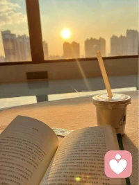 倾听是一场治愈的双向奔赴✨ 我愿做你的专属树洞，在每个困惑时刻为你兜底。别怕，黑暗尽头总有光，一起勇敢前行！配图