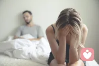 或许你该找个人聊聊。
 
我见过很多情侣，明明朝夕相处，却越来越沉默。
明明心里满是委屈，却怕争吵、怕麻烦、怕对方不耐烦，
于是把失望藏在笑脸背后，把难过憋在深夜里。
 
直到有一次，她不再逞强，
只是轻轻说了一句：“我其实一直都很难过”，
没有指责，没有抱怨，只是坦诚脆弱。
而他没有反驳，只是安静听着，轻轻抱住她。
 
原来很多隔阂，
不是不爱，而是没被好好倾听。
 
我们总习惯独自硬撑，
以为懂事就能换来安稳，
却忘了，情绪从来都不是一个人的事。
 
有人愿意听你说，
有人愿意接住你的脆弱，
就是亲密关系里，最温柔的救赎。配图