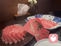 不要说没有年味了，过年没意思了。其实年味一直都在的，只是我们已经从享受年味的人变成了创造年味的人了，年味跟快乐一直都有,只是换了一批人去感受了，我们都长大了，自从我们接替了父母的角色，担起了生活的重担，过年的快乐就不再属于自己了，我们从看烟花的人变成了买放烟花的人，从吃年夜饭变为做年夜饭的人，我们唯一能做的就是努力生活，给孩子创造快乐的生活，给他们一个快乐的童年，我们都已不再年轻,年味不年味都已经不重要了，小时候过年只顾着自己开心，随着年龄的增长，才发现过年最重要的是让我们的家人感受到过年的年味,只愿万家灯火，家家团圆，健康平安。