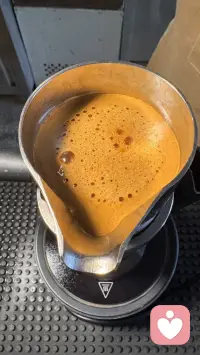 人生就像这杯浓缩咖啡，初尝浓烈苦涩，细细品咂，却藏着醇厚回甘。那些熬出来的时光，那些沉淀的滋味，终会化作独属于自己的温柔力量，回甘绵长，治愈所有过往。